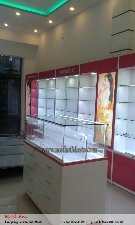 Thi công tủ trưng bày mỹ phẩm giữa nhà tại cửa hàng của chị Thảo