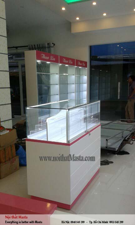Thi công tủ trưng bày giữa nhà tại shop mỹ phẩm của chị Thảo 