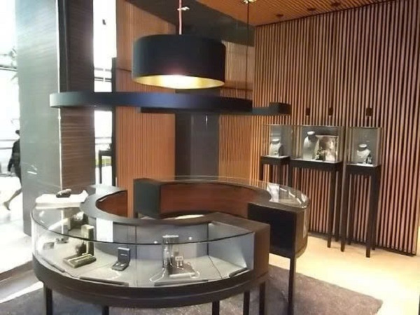 Gỗ công nghiệp, kính, viền inox phù hợp với tiệm ngọc trai