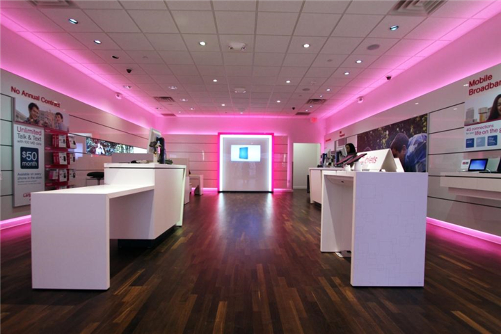 Thiết kế shop điện thoại nổi bật với màu hồng