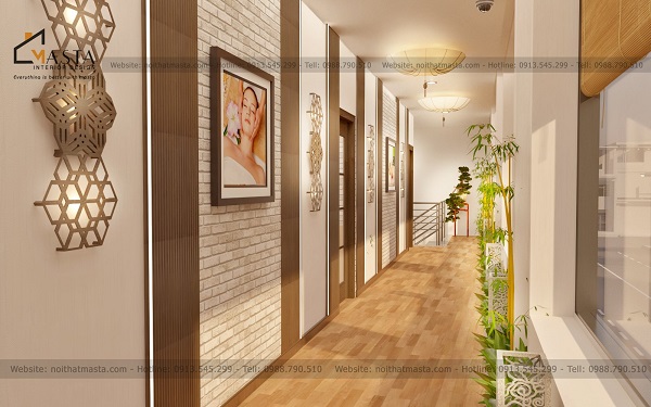 Thiết kế lối đi rộng rãi đi kèm các bức tranh trang trí về dịch vụ tại spa 
