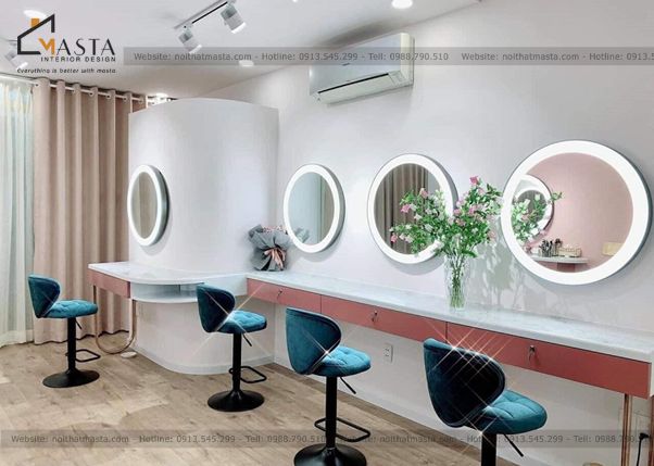 Gương trang trí tạo cho spa cảm giác sáng và mở rộng không gian.